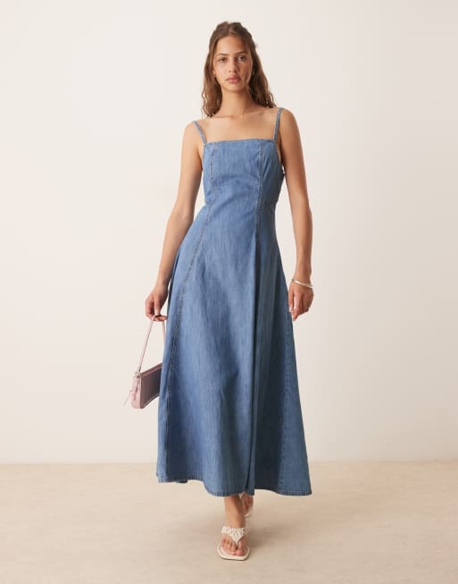 ASOS DESIGN - Midi jurk van zacht denim met bandjes en uitlopende rok in mid-wash blauw