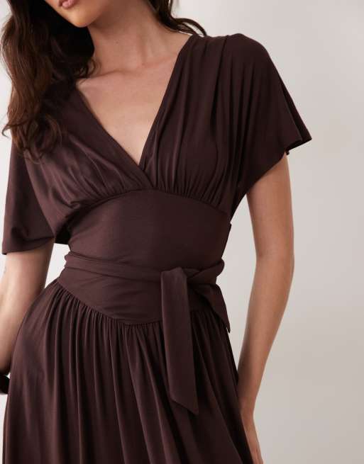 ASOS DESIGN midi-klänning med omlottdesign och v-ringning i brunt, 4 av 4