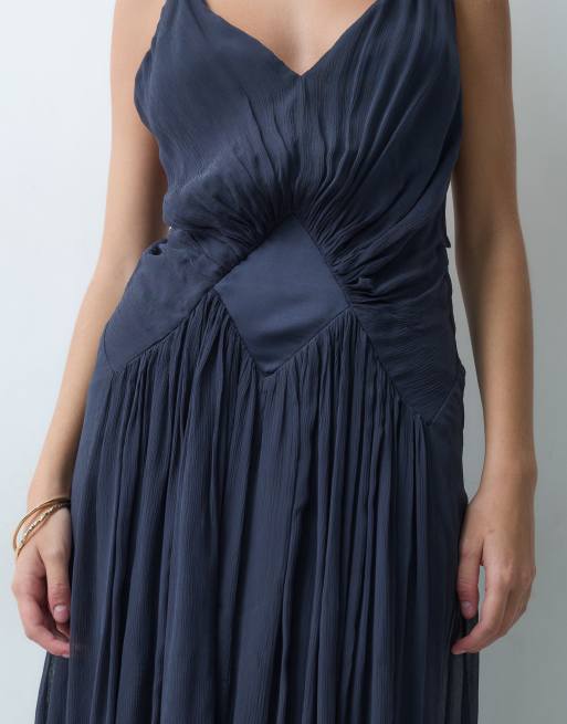 ASOS DESIGN midi-linneklänning med djup ringning, asymmetrisk fåll och satinpanel i marinblått, 3 av 5