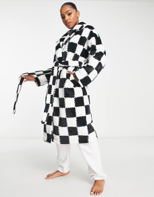 ASOS DESIGN – Midi-Morgenmantel aus Kunstpelz mit Schachbrettmuster in Schwarz und Weiß