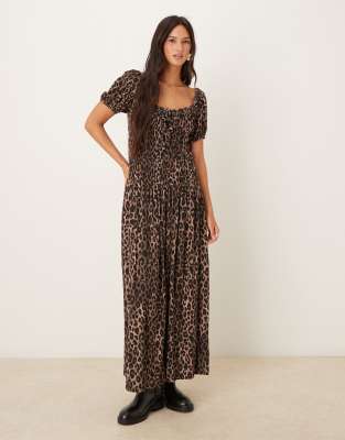 ASOS DESIGN - Midi-Nachmittagskleid mit Knittertextur, gesmokter Taille, Milkmaid-Ausschnitt, Puffärmeln und Leopardenmu...