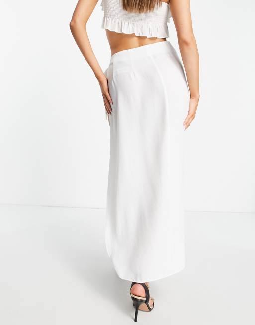 ASOS DESIGN - Midi rok in sarongstijl met overslag en tortoise gesp in wit, 2 van 4