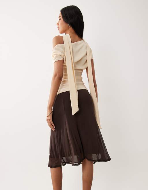 ASOS DESIGN - Midi rok van mesh met lage taille en godetplooien in chocoladebruin, 2 van 5