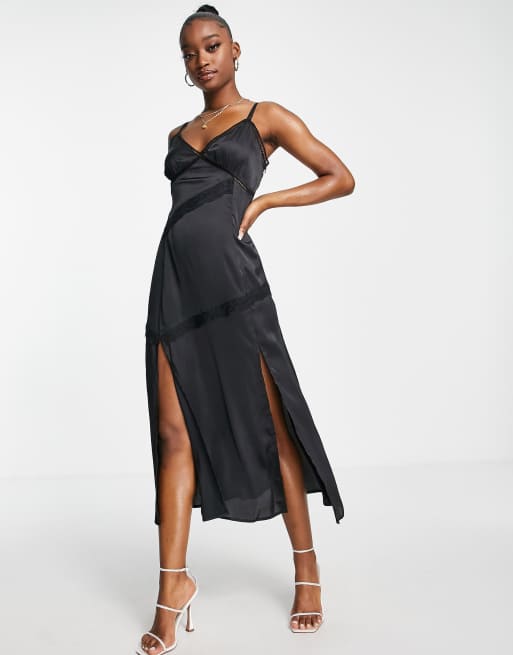 ASOS DESIGN - Midi-slipdress van satijn met kanten inzetstukken in zwart