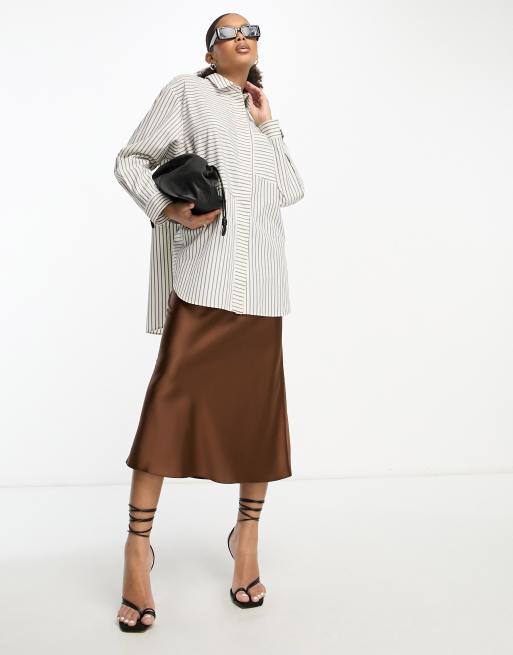 ASOS DESIGN - Midi-sliprok van schuin gesneden satijn in chocoladekleur 