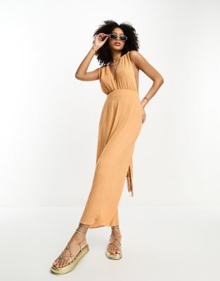 ASOS DESIGN - Midi-Sommerkleid aus kamelbraunem Kräuselstoff mit tiefem Ausschnitt, Wickeldetail in der Taille und Binde...