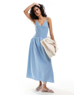 ASOS DESIGN - Midi-Sommerkleid in Boyfriend-Blau mit Knitterstruktur und weitem Rock