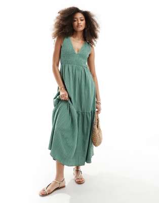 ASOS DESIGN - Midi-Sommerkleid in Khaki mit V-Ausschnitt, Knitterstruktur und gestuftem Rock-Grün