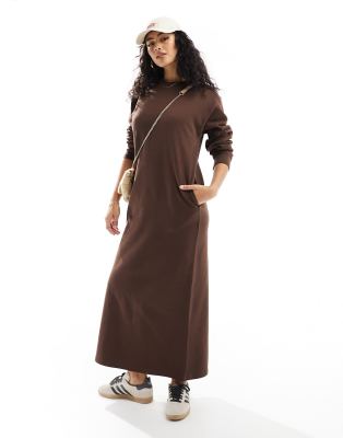 ASOS DESIGN - Midi-Sweatshirt-Kleid in Schokobraun mit Taschen-Brown