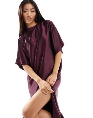 ASOS DESIGN - Midi-T-Shirt-Kleid aus Satin mit Oversize-Schnitt in Ochsenblutrot