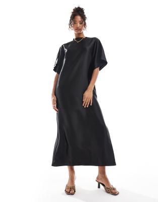 ASOS DESIGN - Midi-T-Shirt-Kleid aus schwarzem Satin mit Oversize-Schnitt