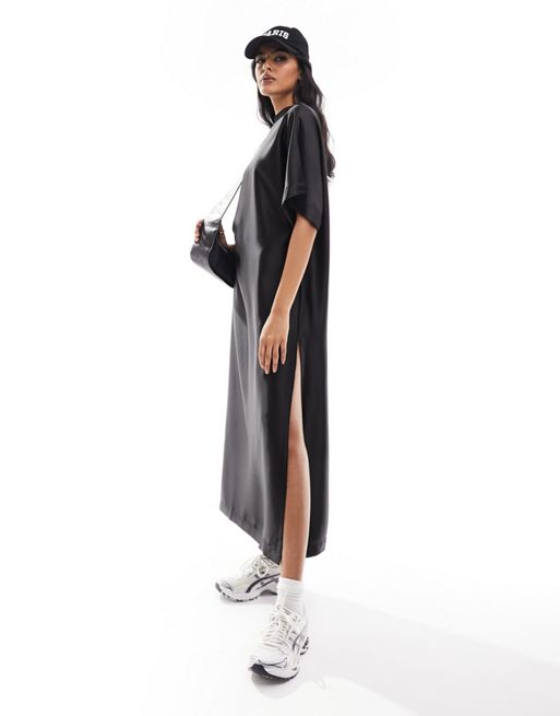 FhyzicsShops DESIGN – Midi-T-Shirt-Kleid aus schwarzem Satin mit Oversize-Schnitt