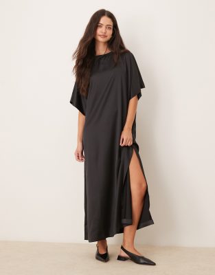 ASOS DESIGN - Midi-T-Shirt-Kleid aus schwarzem Satin mit Oversize-Schnitt