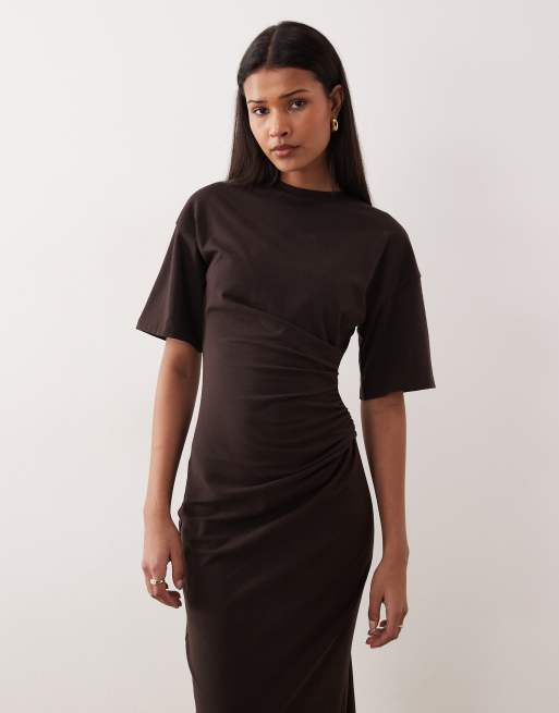 ASOS DESIGN – Midi-T-Shirt-Kleid in Schokobraun mit seitlicher Raffung, 4 von 4