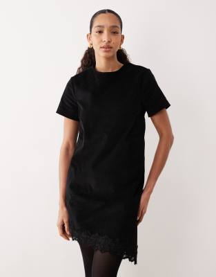 ASOS DESIGN - Midi-T-Shirtkleid aus Cord in Schwarz mit asymmetrischem Spitzensaum