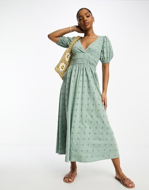 ASOS DESIGN – Midi-Teekleid in Salbeigrün mit Lochstickerei, Puffärmeln und geraffter Taille