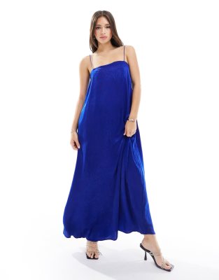 ASOS DESIGN - Midi-Trägerkleid aus Knittersatin in Blau