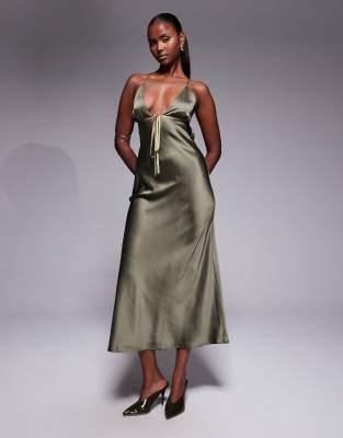 ASOS DESIGN - Midi-Trägerkleid aus Satin in Olivgrün mit kontrastierendem Bindeband und Schrägschnitt