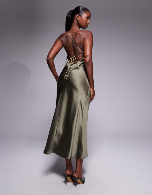ASOS DESIGN – Midi-Trägerkleid aus Satin in Olivgrün mit kontrastierendem Bindeband und Schrägschnitt , 2 von 4