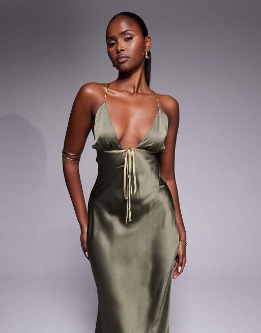 ASOS DESIGN – Midi-Trägerkleid aus Satin in Olivgrün mit kontrastierendem Bindeband und Schrägschnitt , 3 von 4