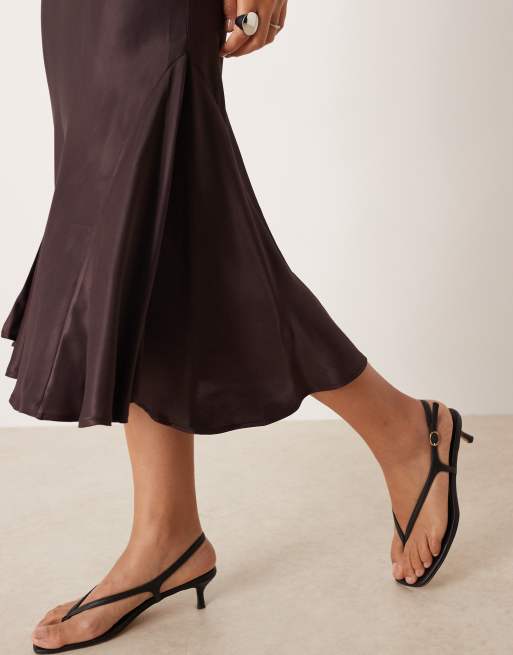 ASOS DESIGN – Midi-Trägerkleid aus Satin in Schokobraun mit V-Ausschnitt, 4 von 4