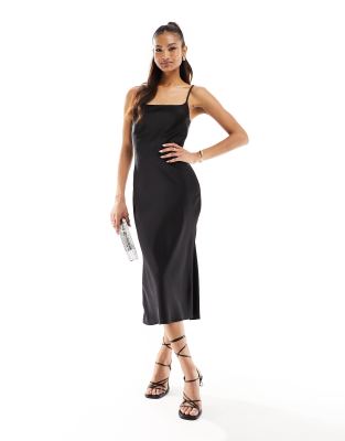 ASOS DESIGN - Midi-Trägerkleid aus Satin in Schwarz mit U-Ausschnitt