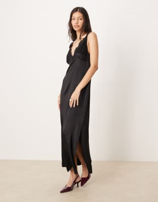 ASOS DESIGN - Midi-Trägerkleid aus Satin in Schwarz mit V-Ausschnitt und Spitzendetail