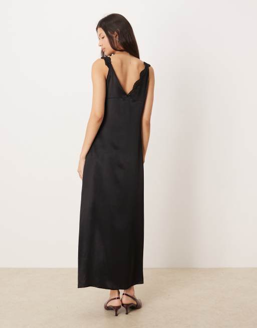 ASOS DESIGN – Midi-Trägerkleid aus Satin in Schwarz mit V-Ausschnitt und Spitzendetail, 3 von 4