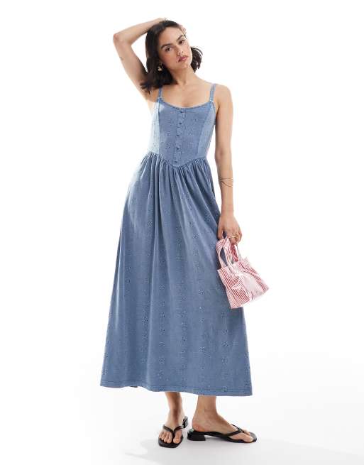ASOS DESIGN – Midi-Trägerkleid in blauer Jeans-Waschung mit Knopfleiste, Ziernaht im Prinzessinnen-Stil und weitem Rock