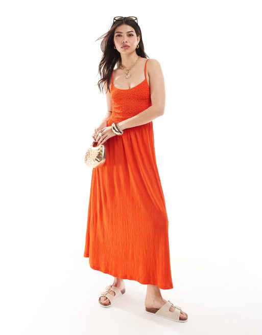 ASOS DESIGN – Midi-Trägerkleid in Rot mit Knitterstruktur, gesmoktem Oberteil und weitem Rock