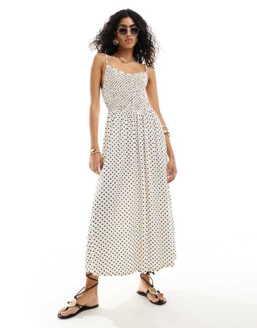 ASOS DESIGN – Midi-Trägerkleid in Weiß mit Punkten in Schwarz mit Knitterstruktur, gerafftem Oberteil und weitem Rock