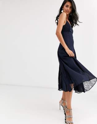 ASOS DESIGN - Midi-Trägerkleid mit Spitzeneinsätzen-Marineblau