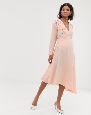 ASOS DESIGN - Midi-Wickelkleid mit Stickerei-Rosa