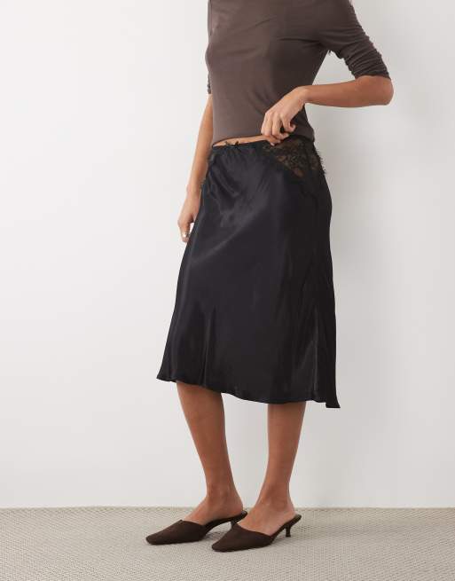 ASOS DESIGN midikjol i diagonalskuren modell med placerad spets, 2 av 5