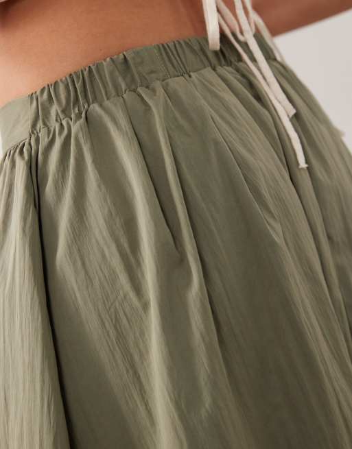 ASOS DESIGN midikjol med volym i bomull i khaki, 4 av 5