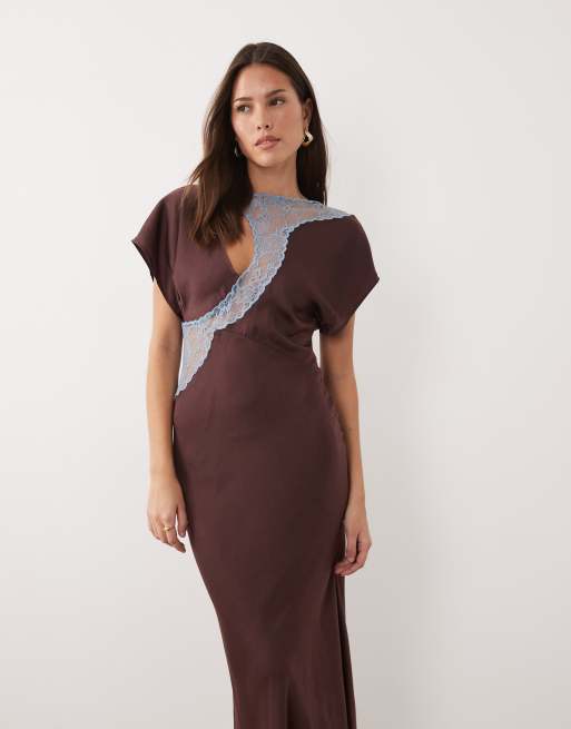ASOS DESIGN midikjole i satin med blondeapplikation, påsyede ærmer og skråskåret snit i blomme, 2 af 4