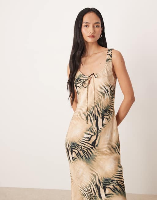 ASOS DESIGN - Midikjole med dyb rund hals og bindebånd foran i sløret tigerprint, 4 af 4