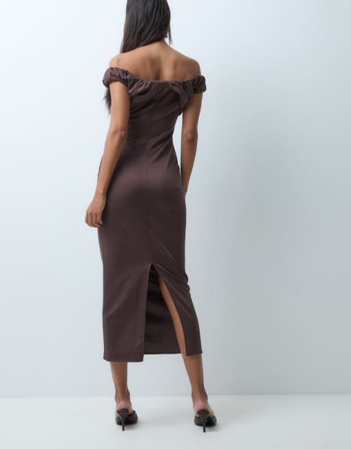 ASOS DESIGN midikjole med struktur og rynket offshoulder-detalje i chokoladebrun, 4 af 5