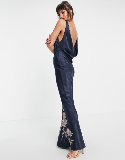 ASOS DESIGN – Midiklänning i satin med broderade blommor och draperad rygg
