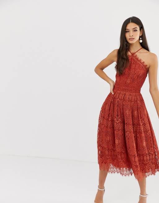 ASOS DESIGN – Midiklänning i spets med topp i förklädesmodell