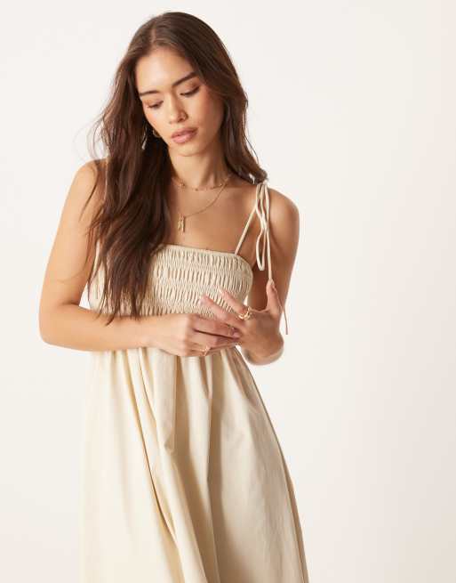 ASOS DESIGN – Midikleid aus Baumwollpopeline in Austernbeige mit gesmoktem Dekolleté, 2 von 4