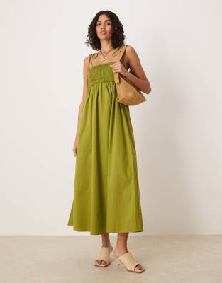 ASOS DESIGN - Midikleid aus Baumwollpopeline in Khaki mit gesmoktem Bustier-Grün