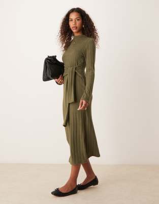 ASOS DESIGN - Midikleid aus flauschigem Grobstrick in Khaki mit gewickelter Taille-Grün