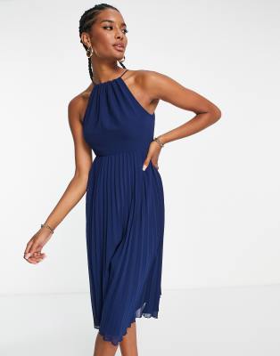 ASOS DESIGN - Midikleid aus plissiertem Chiffon mit Neckholder-Träger in Marineblau