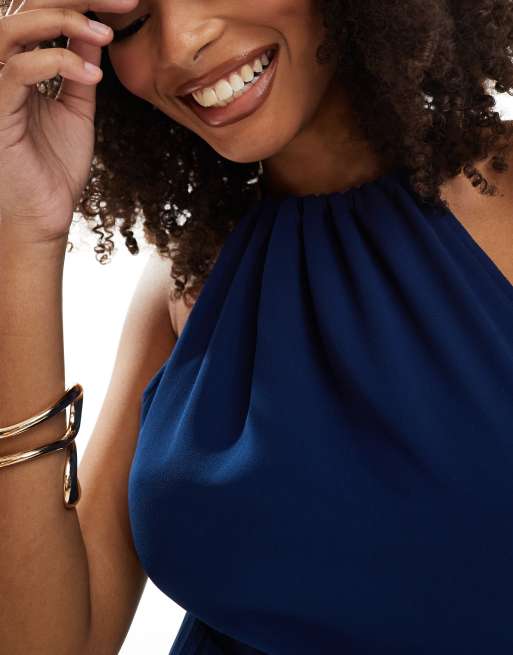 ASOS DESIGN – Midikleid aus plissiertem Chiffon mit Neckholder-Träger in Marineblau, 2 von 4