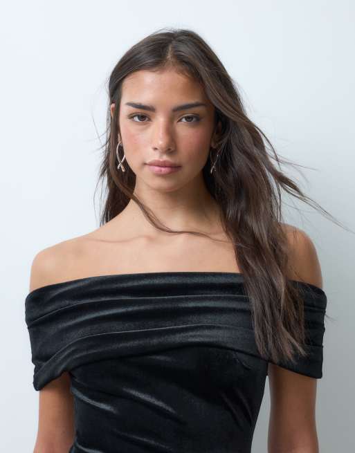 ASOS DESIGN Midikleid aus Samt mit Bardot-Ausschnitt und asymmetrischem Satinrock in Schwarz, 3 von 5