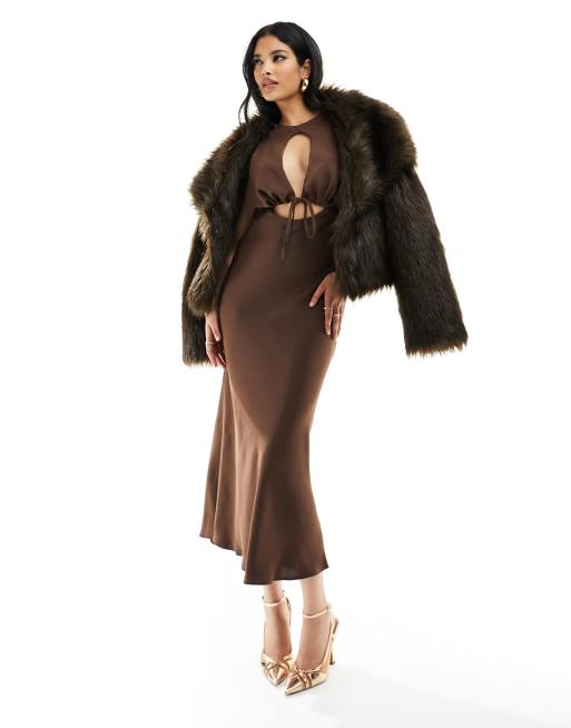 ASOS DESIGN – Midikleid aus Satin in Schokobraun mit Cut-Out und Bindegürtel vorne