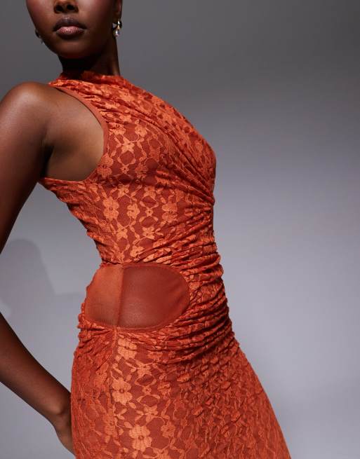 ASOS DESIGN – Midikleid aus Spitze in Rostrot mit Drapierung, Wasserfallausschnitt und Cut-Outs mit Netzstoff, 3 von 4