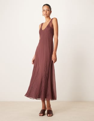 ASOS DESIGN - Midikleid aus Spitze und Chiffon in Schokobraun mit Godet-Rock