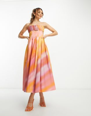 ASOS DESIGN - Midikleid aus strukturierter Baumwolle in Orange mit Aquarellprint, gerafftem Dekolleté und Faltenrock-Bun...